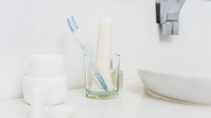 Eis a questão: jogar a escova de dente pós-covid ou não