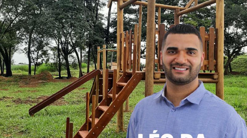 Vereador Léo da Academia participa de instalação de brinquedos no Parque Fernão Dias