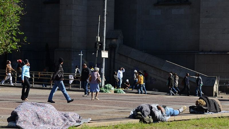 Prefeitura socorre pessoas em situação de rua para reduzir efeitos da onda intensa de frio desta semana