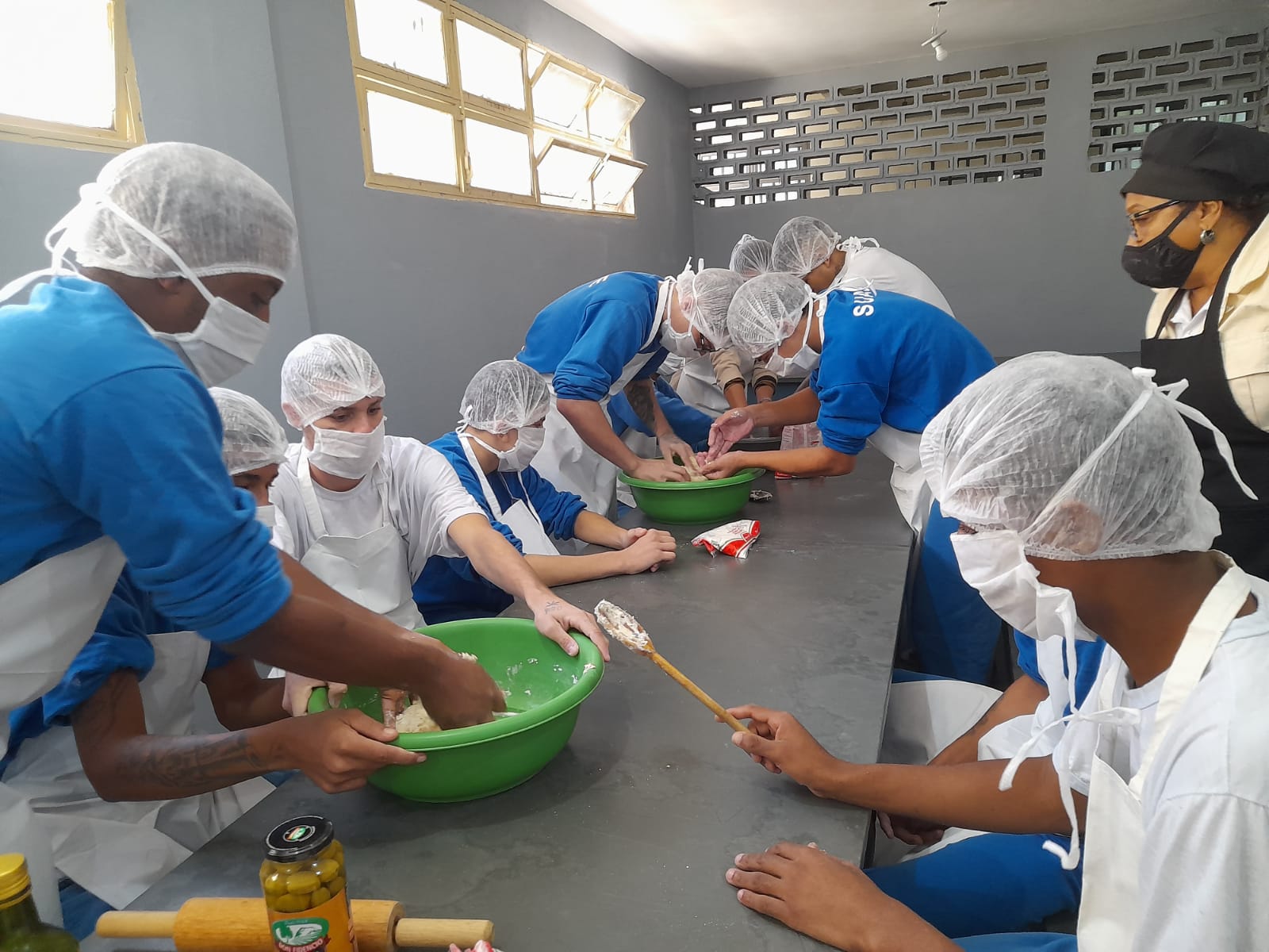 Adolescente em cumprimento de medida socioeducativa conquista vaga de emprego ao se destacar em workshop de pizzaiolo