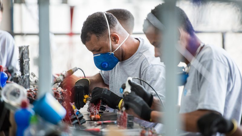 Fábrica de eletrônicos emprega 140 detentos dentro de presídio de Ribeirão das Neves