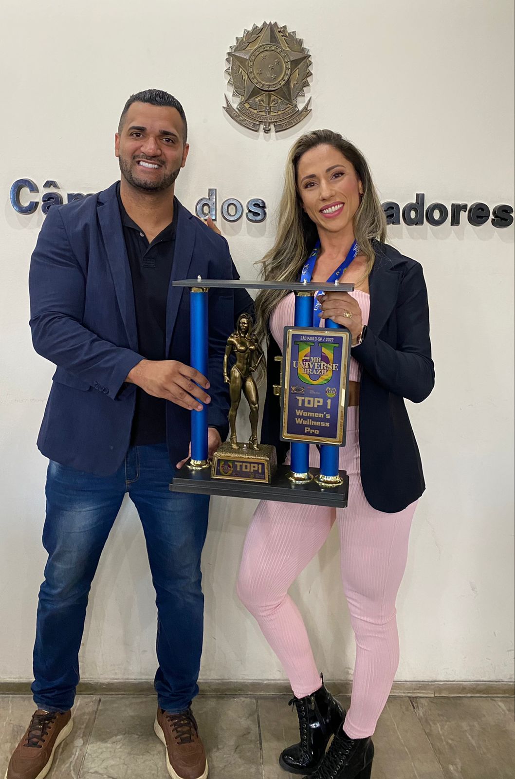 VEREADOR LÉO DA ACADEMIA HOMENAGEIA A ATLETA POLIANE FREITAS NA CÂMARA MUNICIPAL