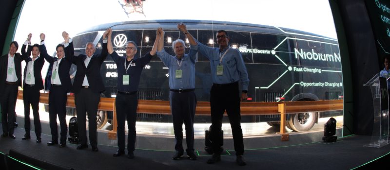 Governo de Minas acompanha lançamento do primeiro ônibus elétrico no mundo com bateria de nióbio, em Araxá