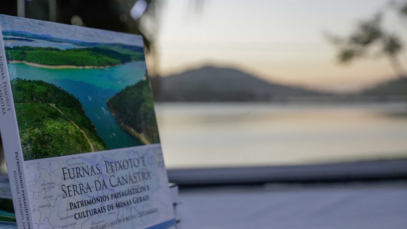 Livro que promove os destinos turísticos do entorno dos lagos de Furnas, Peixoto e da Serra da Canastra é lançado em Capitólio