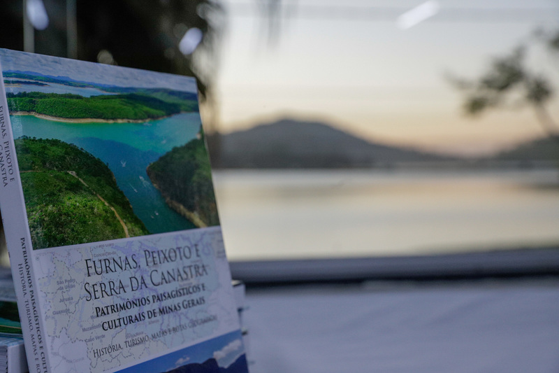 Livro que promove os destinos turísticos do entorno dos lagos de Furnas, Peixoto e da Serra da Canastra é lançado em Capitólio