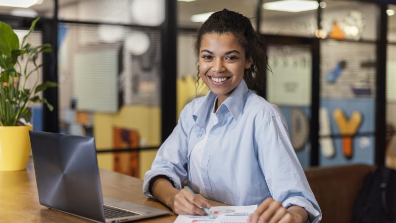 Una tem vagas de emprego para auxiliar comercial abertas em Contagem