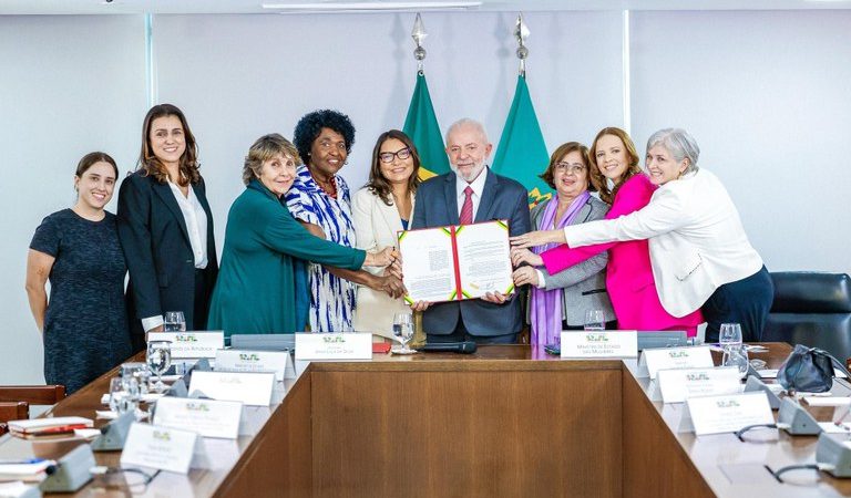 Presidente Lula sanciona lei que fortalece o combate integrado à violência doméstica e familiar contra a mulher
