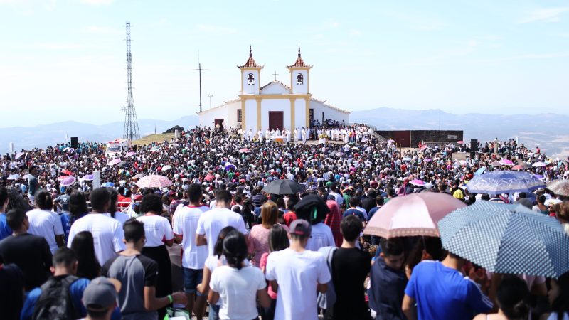 Milhares de jovens peregrinam ao Santuário Basílica Nossa Senhora da Piedade, em Caeté, nesta quinta-feira (15 de agosto)