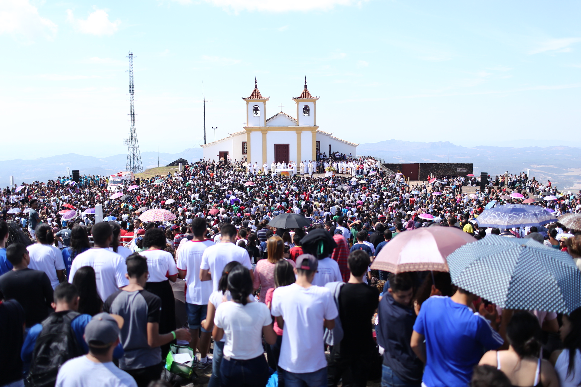 Milhares de jovens peregrinam ao Santuário Basílica Nossa Senhora da Piedade, em Caeté, nesta quinta-feira (15 de agosto)