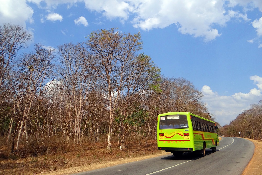 Plataforma de transporte rodoviário deve indenizar passageiros por problemas em viagem