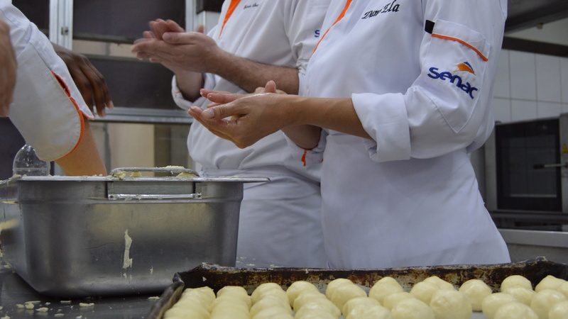 Sistema Fecomércio MG realiza Semana do Pão de Queijo e distribui iguaria, em BH