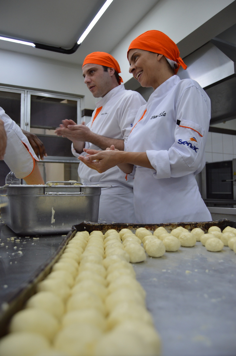 Sistema Fecomércio MG realiza Semana do Pão de Queijo e distribui iguaria, em BH