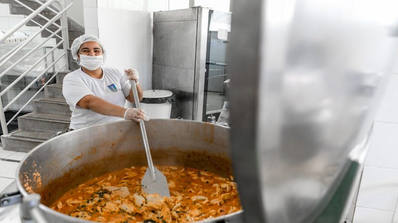 Comida no prato a baixo custo: conheça o cardápio da semana nos restaurantes populares de Contagem