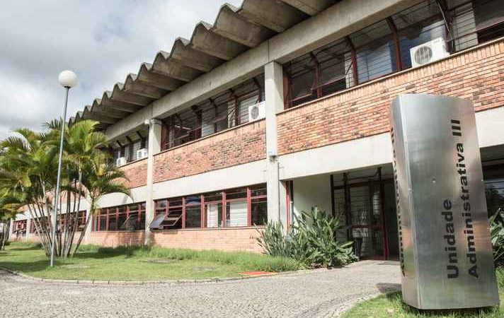 UFMG realiza concurso para preencher 20 vagas em cargos técnico-administrativos