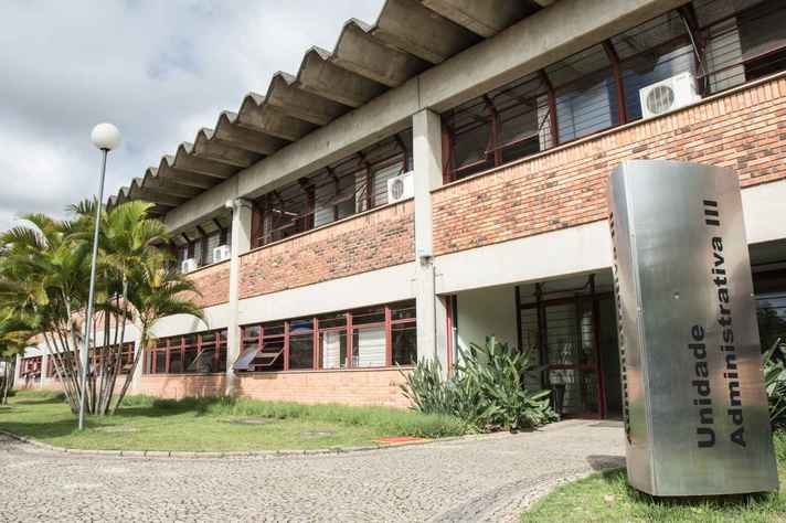 UFMG realiza concurso para preencher 20 vagas em cargos técnico-administrativos