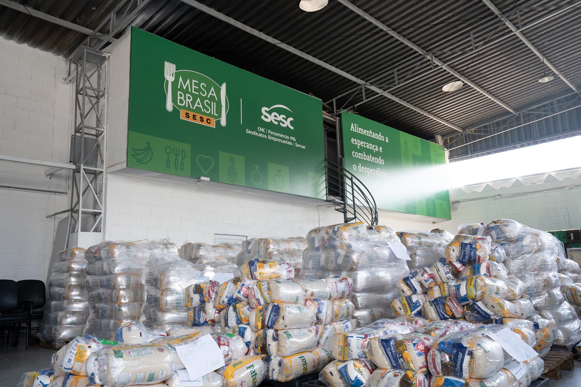 Fecomércio MG, por meio do Sesc Mesa Brasil e em parceria com os Supermercados BH, doa 12 mil cestas básicas