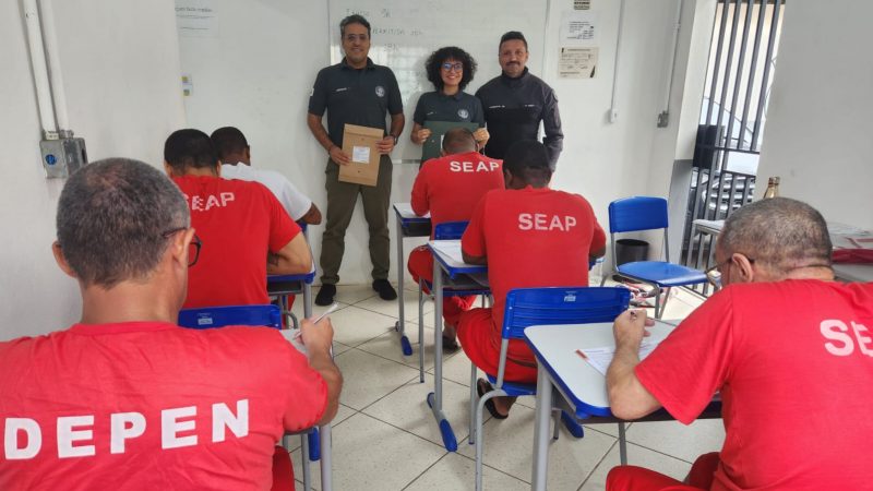 Treze mil detentos e 164 adolescentes participam de exame nacional de certificação de ensino