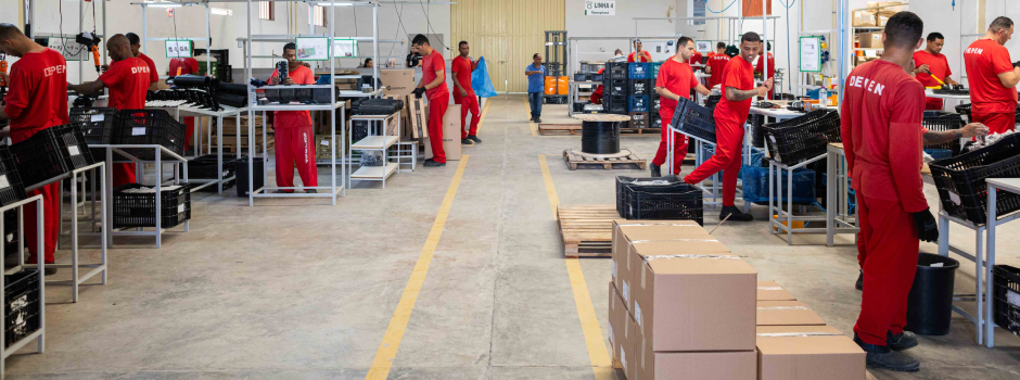 Galpão de trabalho da Nelson Hungria funciona semelhante ao de grandes indústrias