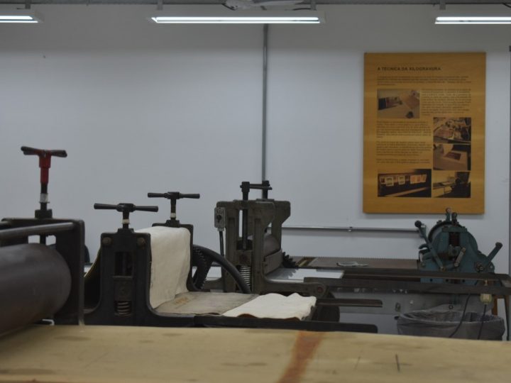 Exposição coletiva no Centro Cultural UFMG recria dinâmica de um ateliê de gravura