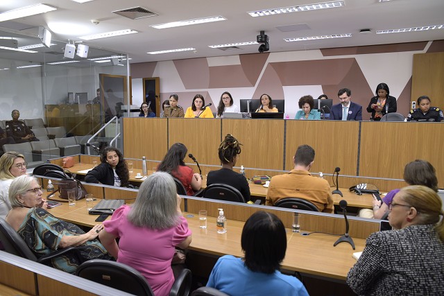 A cada 6 horas uma mulher morre vítima de feminicídio no Brasil