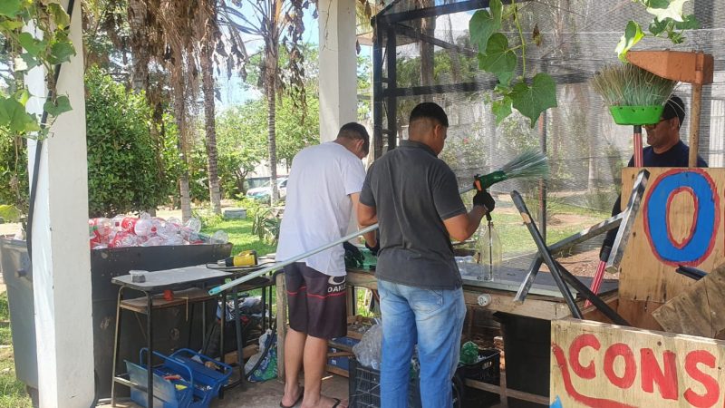 Jovens do Sistema Socioeducativo de Uberaba aprendem técnicas de reciclagem e transformam resíduos em vassouras