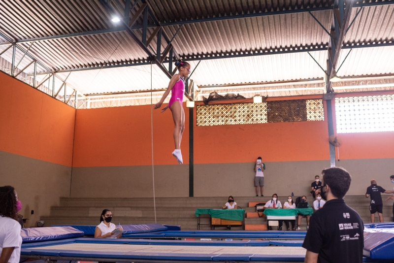 Vagas de estágio para estudantes de educação física no projeto de Ginástica de Trampolim