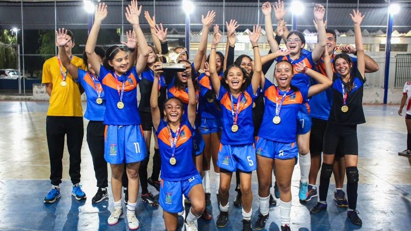 Estudantes do CEI Ressaca brilham em campeonatos de futsal feminino e conquistam títulos