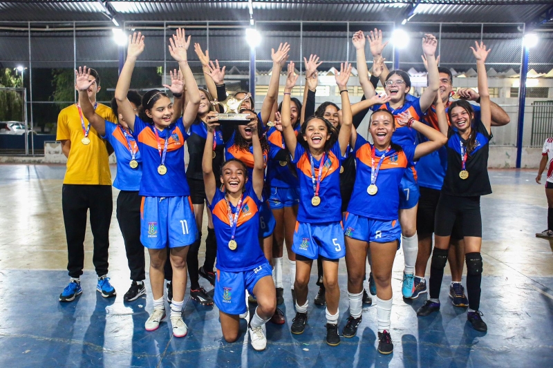 Estudantes do CEI Ressaca brilham em campeonatos de futsal feminino e conquistam títulos