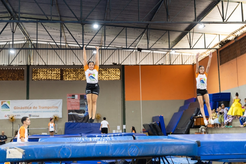 Ginastas de Trampolim do CSU/Eldorado recebem medalhas e encantam familiares e visitantes