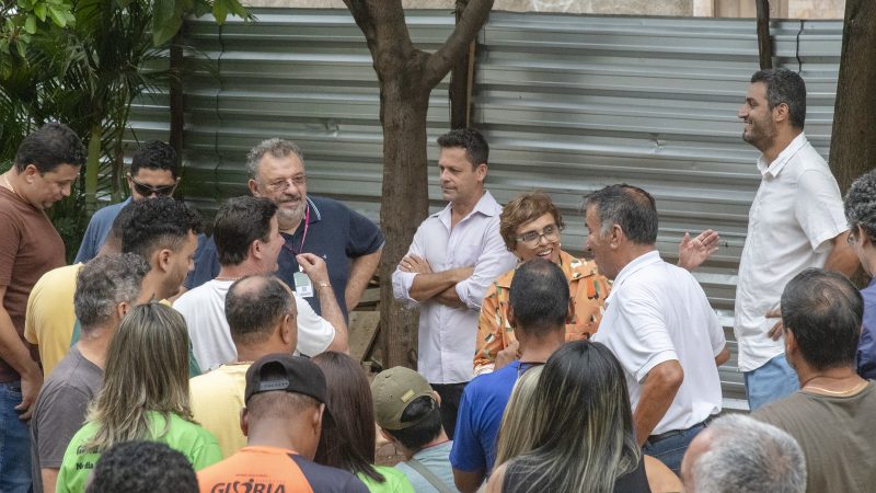 Prefeitura e vereador Adilson Lamounier acompanham avanço das obras do Espaço de Convivência Manecão e dialogam com a população