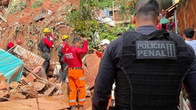 Mais de 70 presos atuam na limpeza de ruas atingidas por temporal em Ipatinga