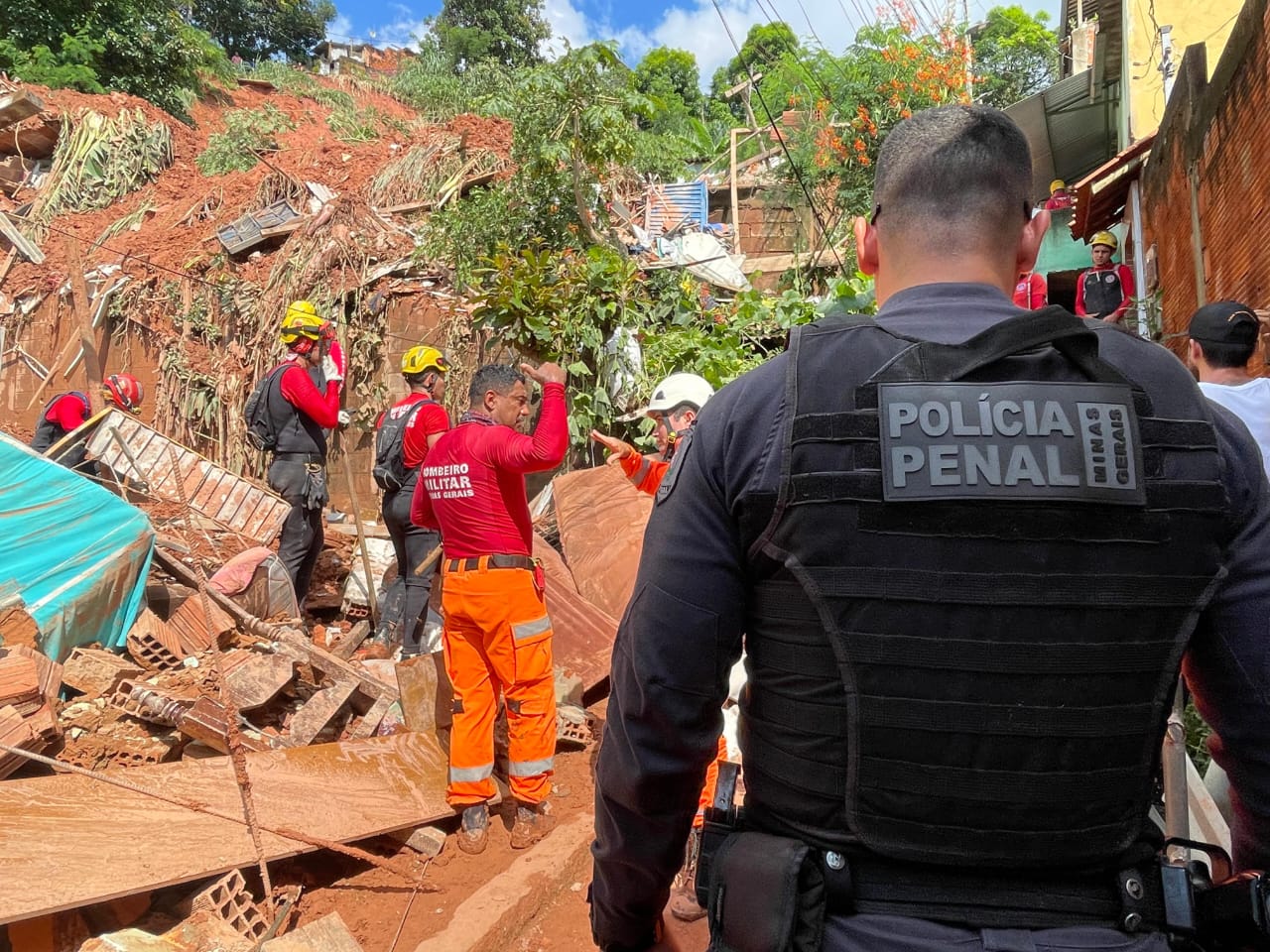 Mais de 70 presos atuam na limpeza de ruas atingidas por temporal em Ipatinga