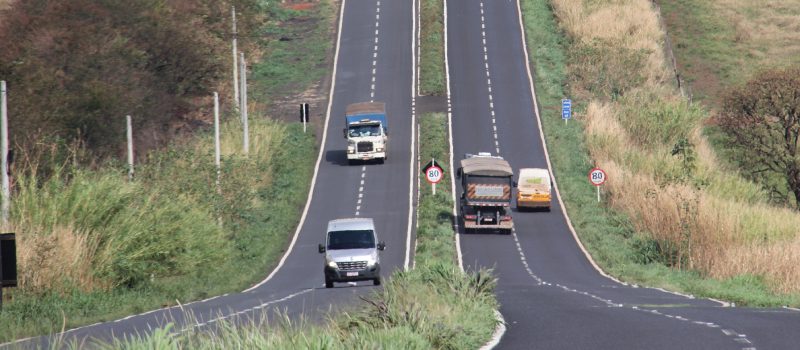 Restrição a tráfego de veículos pesados durante os feriados de 2025 em Minas