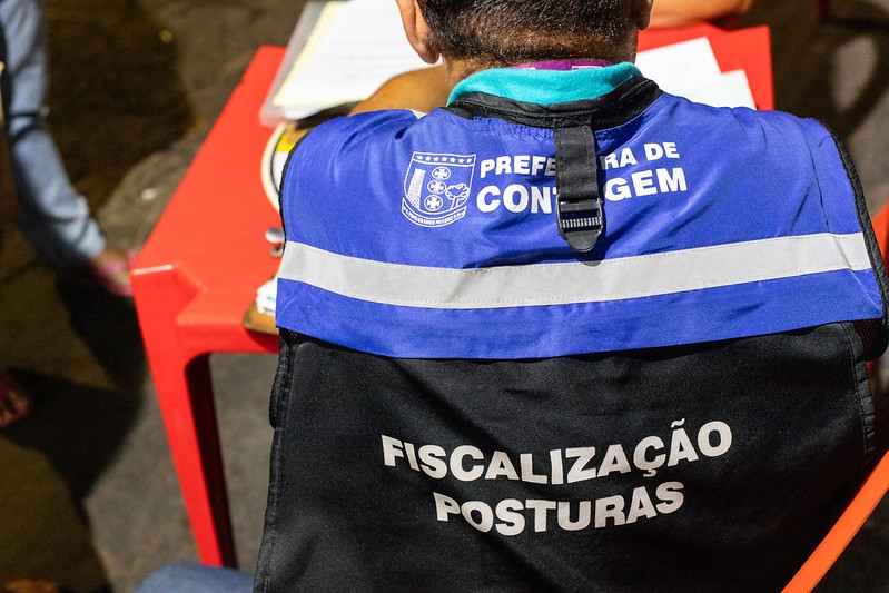 Equipe de fiscalização promove ação para orientar proprietários de bares