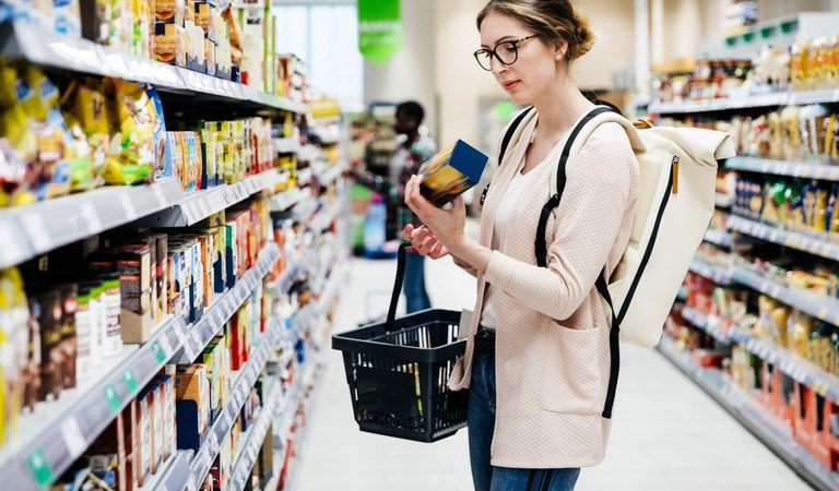 Para baratear alimentos, governo anuncia ações em parceria com setor privado Iniciativas zeram impostos de importação de itens como café, azeite, óleo, milho, biscoitos, macarrão e carne